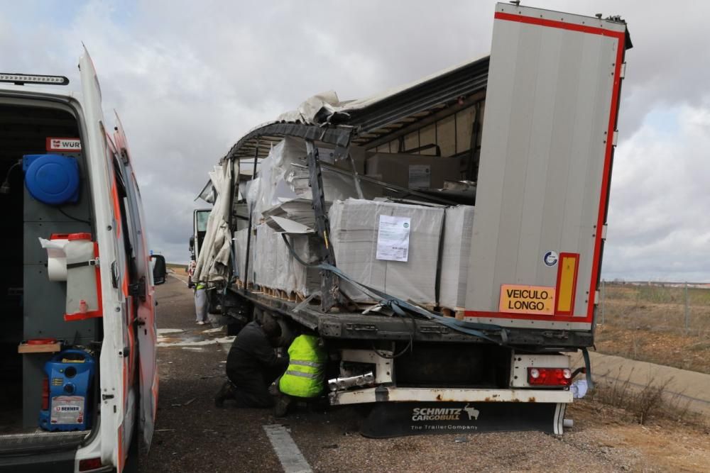 Accidente de dos camiones en la A-66, Zamora