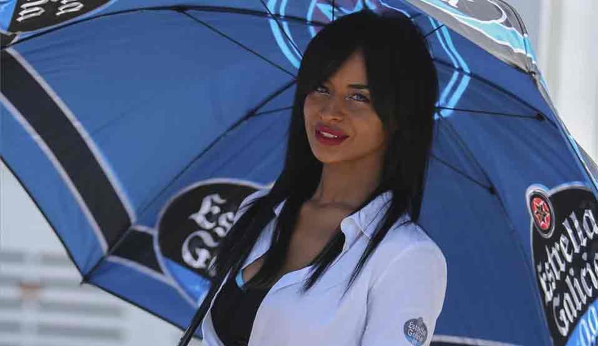 Las paragüeras son las protagonistas del paddock del Gran Premio de Catalunya de Moto GP