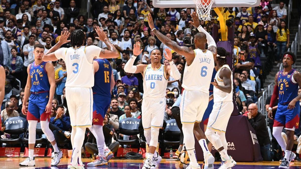 Anthony Davis, LeBron James y Russell Westbrook celebran la primera victoria del curso