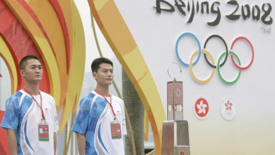 Dos miembros de la Policía Armada del Pueblo vigilan la llama olímpica durante la Ceremonia de Recepción de la Llama Olímpica en Hong Kong (China), hoy 30 de abril de 2008.