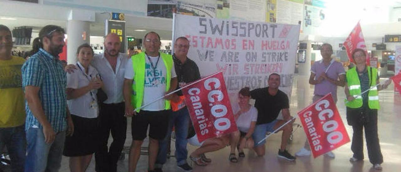 Miembros del comité de huelga, que solicitan redimensionar la plantilla, se manifiestan a diario en la terminal.