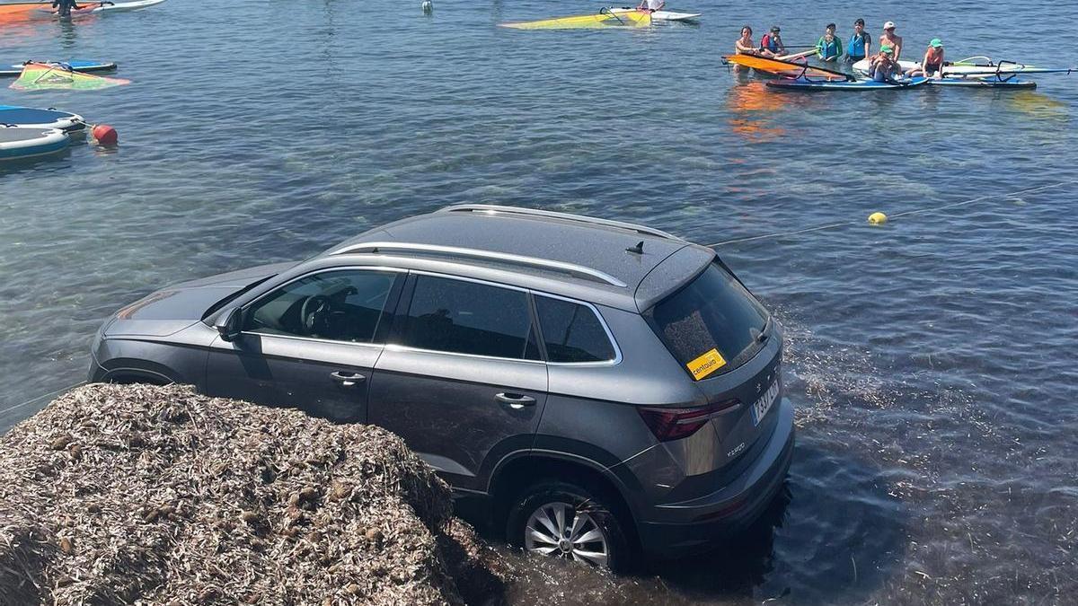 El coche sumergido en la playa de Calp