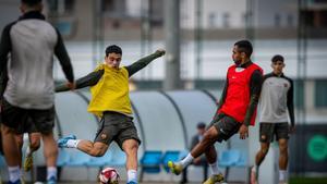 El Pocho y Moha disputan un balón en el entrenamiento previo al derbi frente al Cornellà