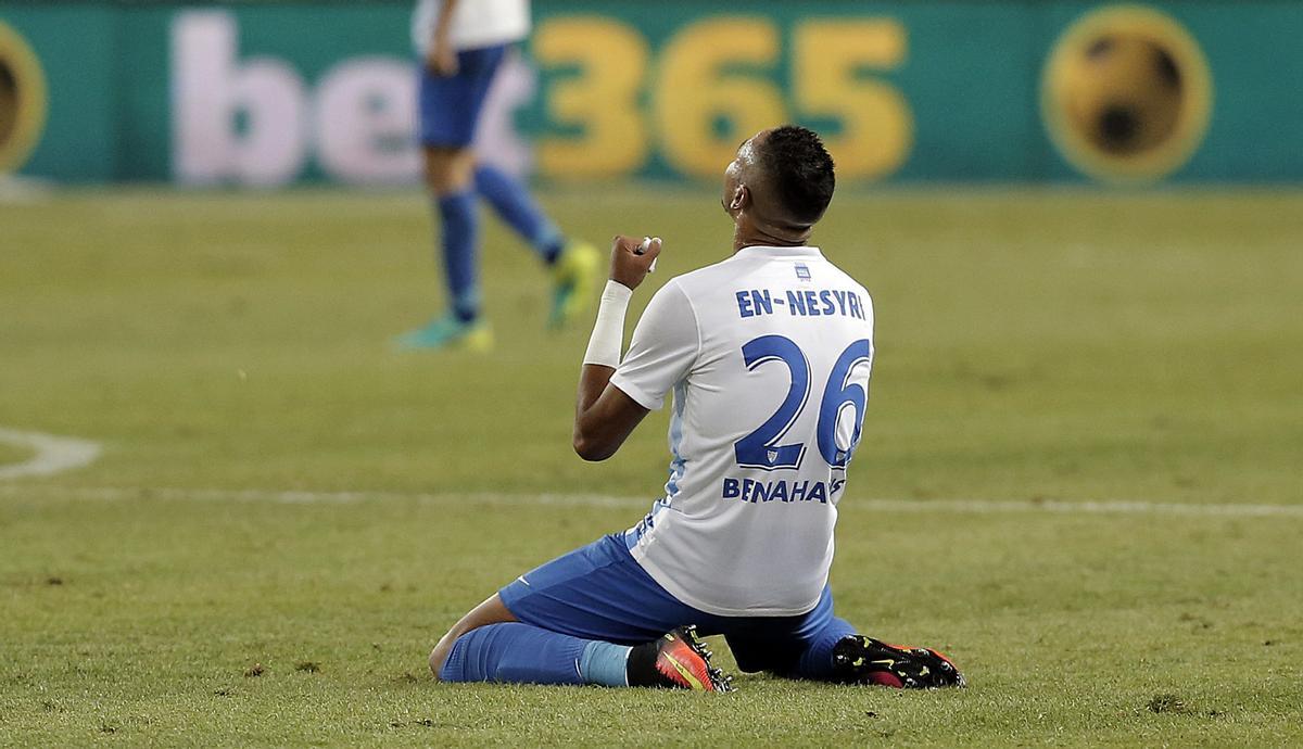 En Nesyri celebra un gol con el Málaga CF.