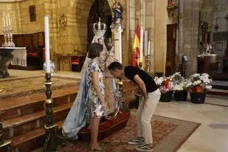 Cientos de fieles asisten al besamanos de la Virgen de los Remedios en la parroquia de San Lorenzo de Córdoba