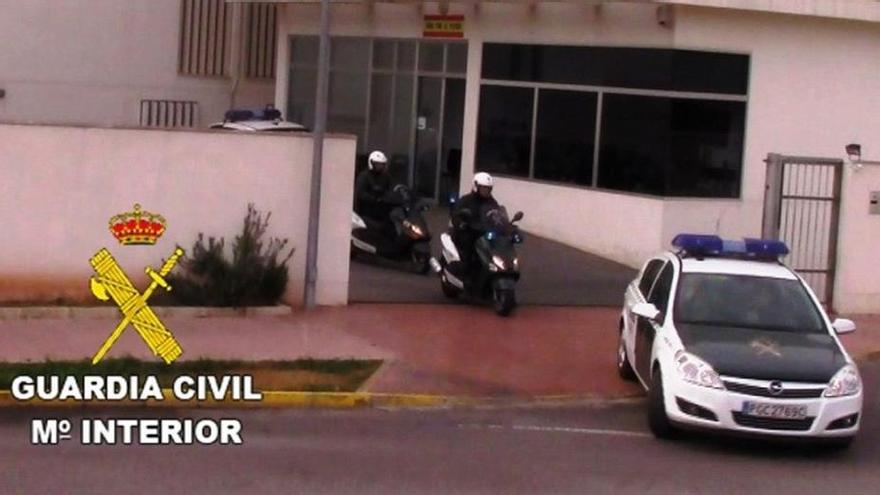Un coche patrulla y dos guardias civiles en moto abandonan el cuartel de Orpesa.