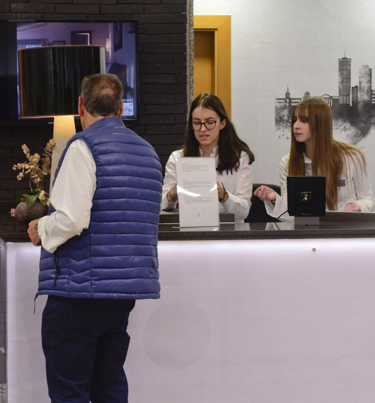 Cliente de un hotel de A Coruña, en el mostrador. | Casteleiro/R. A.