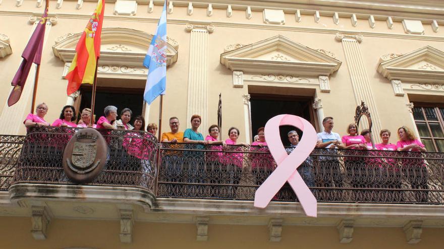 La fachada del Ayuntamiento de Jumilla se vuelve rosa