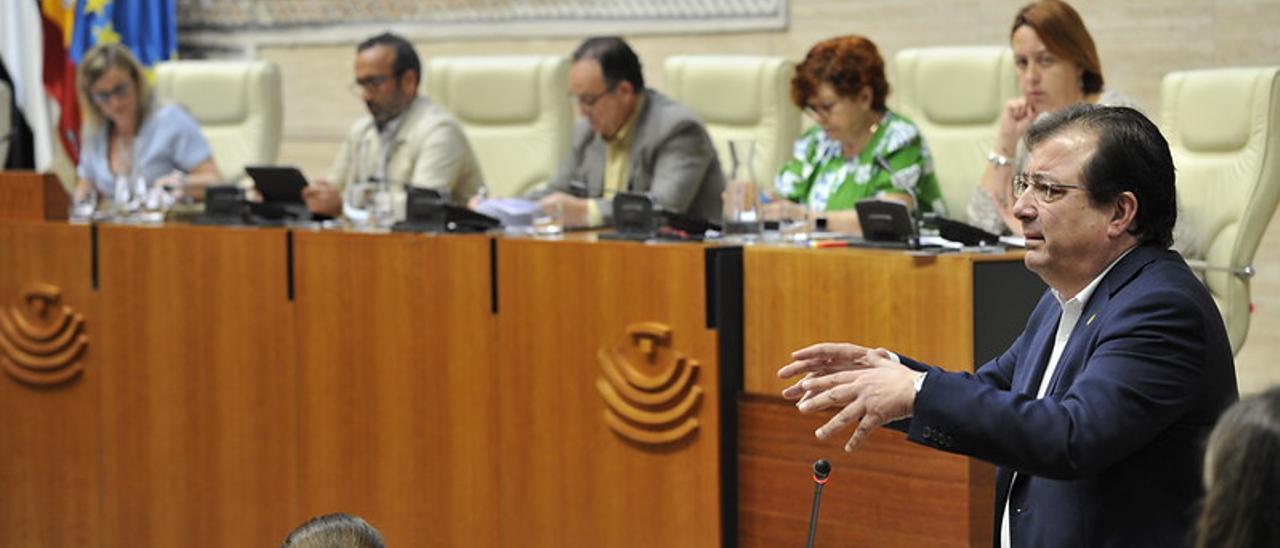 El presidente de la Junta, Guillermo Fernández Vara, en el pleno de la Asamblea de Extremadura.