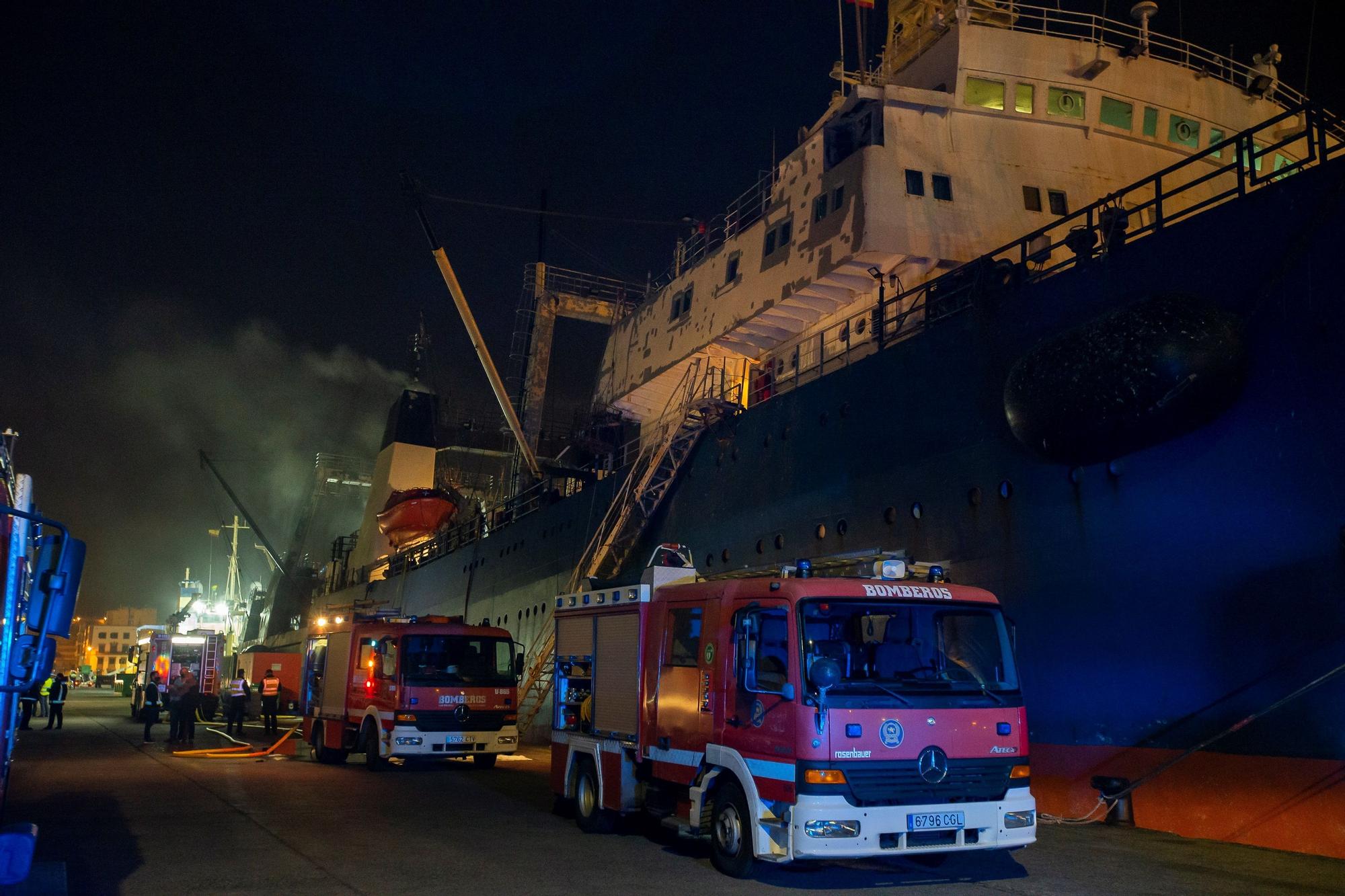 Pesquero incendiado en La Luz