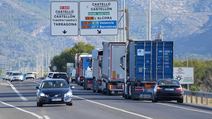 Quejas por atascos de riesgo en la N-340 en los accesos a Castelló