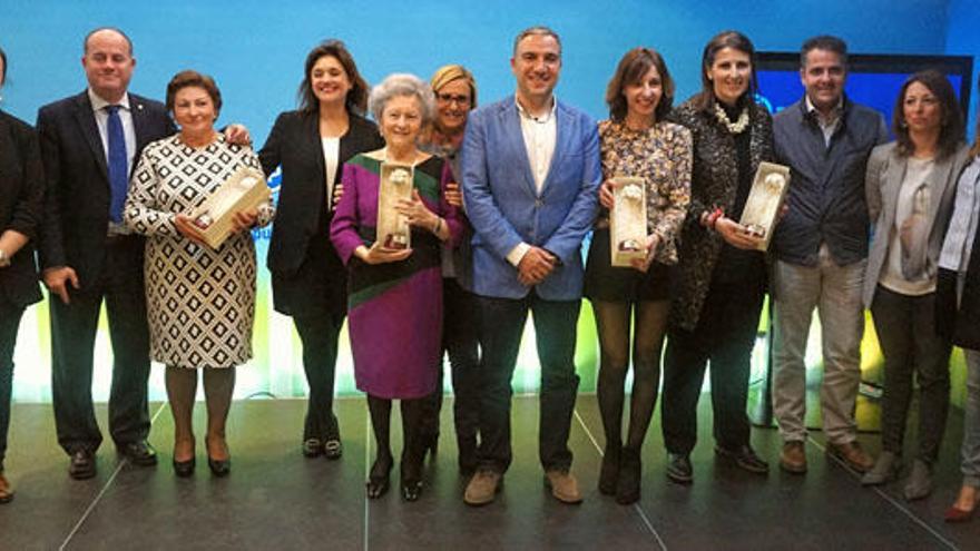 Bendodo junto con las premiadas en una foto de familia.