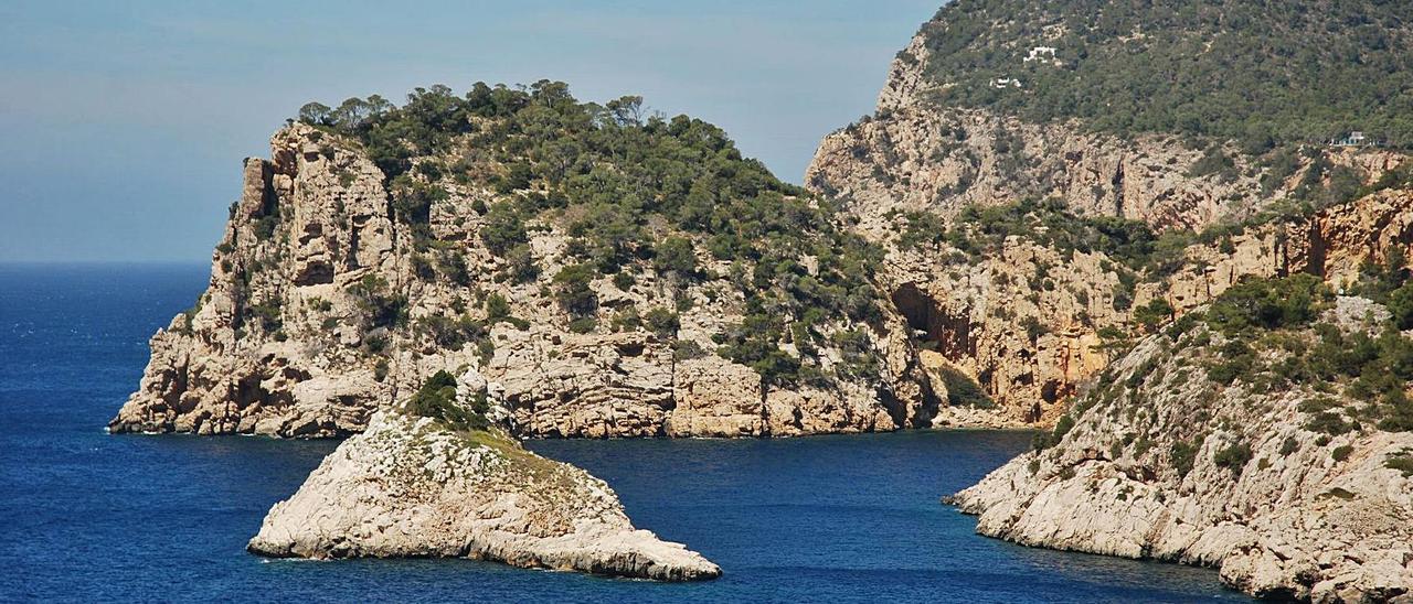 La isla de Cala Salada con el Cap Nonó al fondo.