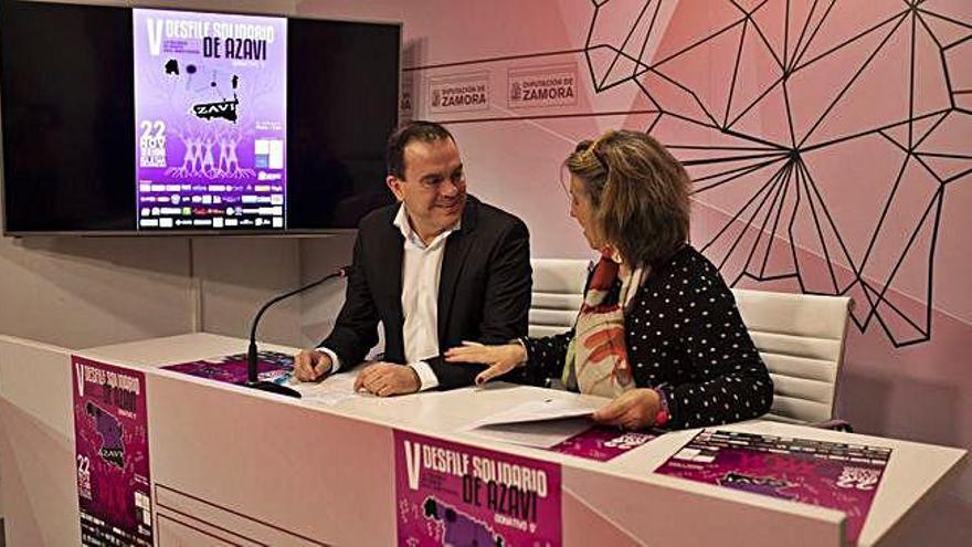 Francisco José Requejo y Mila Rueda, durante la presentación del desfile solidario que tendrá lugar este viernes.