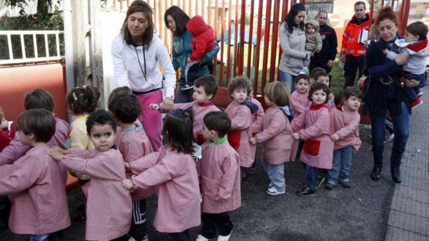 Alumnos y docentes de la guardería, desalojando el centro en el simulacro de incendio.  // Bernabé / Luismy