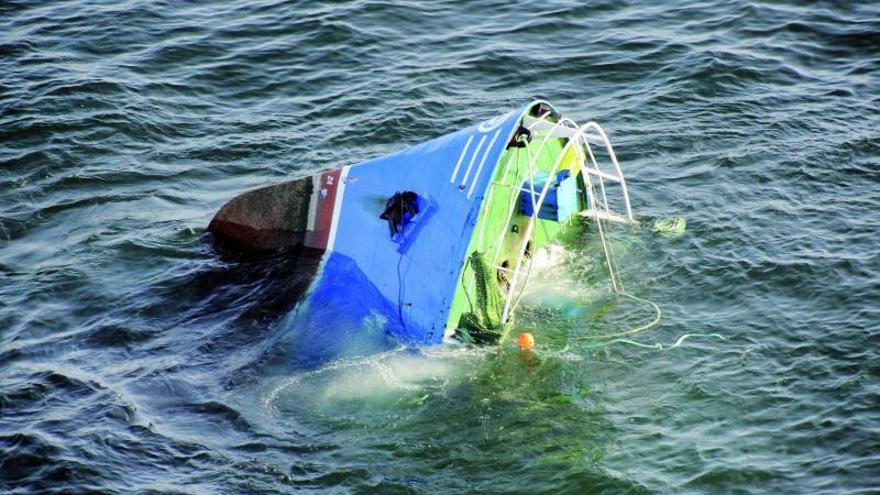 El arrastrero &quot;Mar Nosso&quot; minutos antes de hundirse por completo en las inmediaciones de la ría de Navia. // FDV