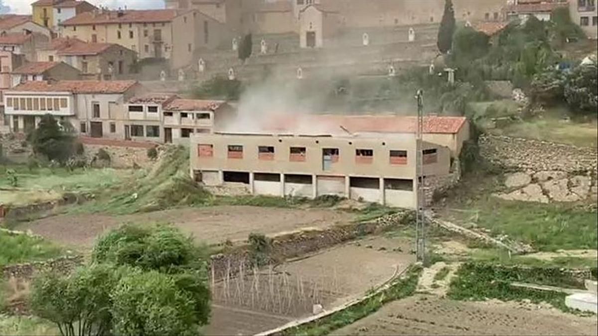 Un tornado arrenca teulades al poble castellonenc de Vilafranca