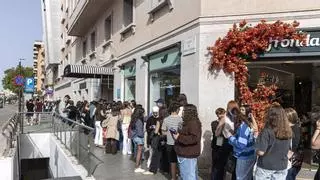 Largas colas en Palma para la firma de la última novela de Joana Marcús