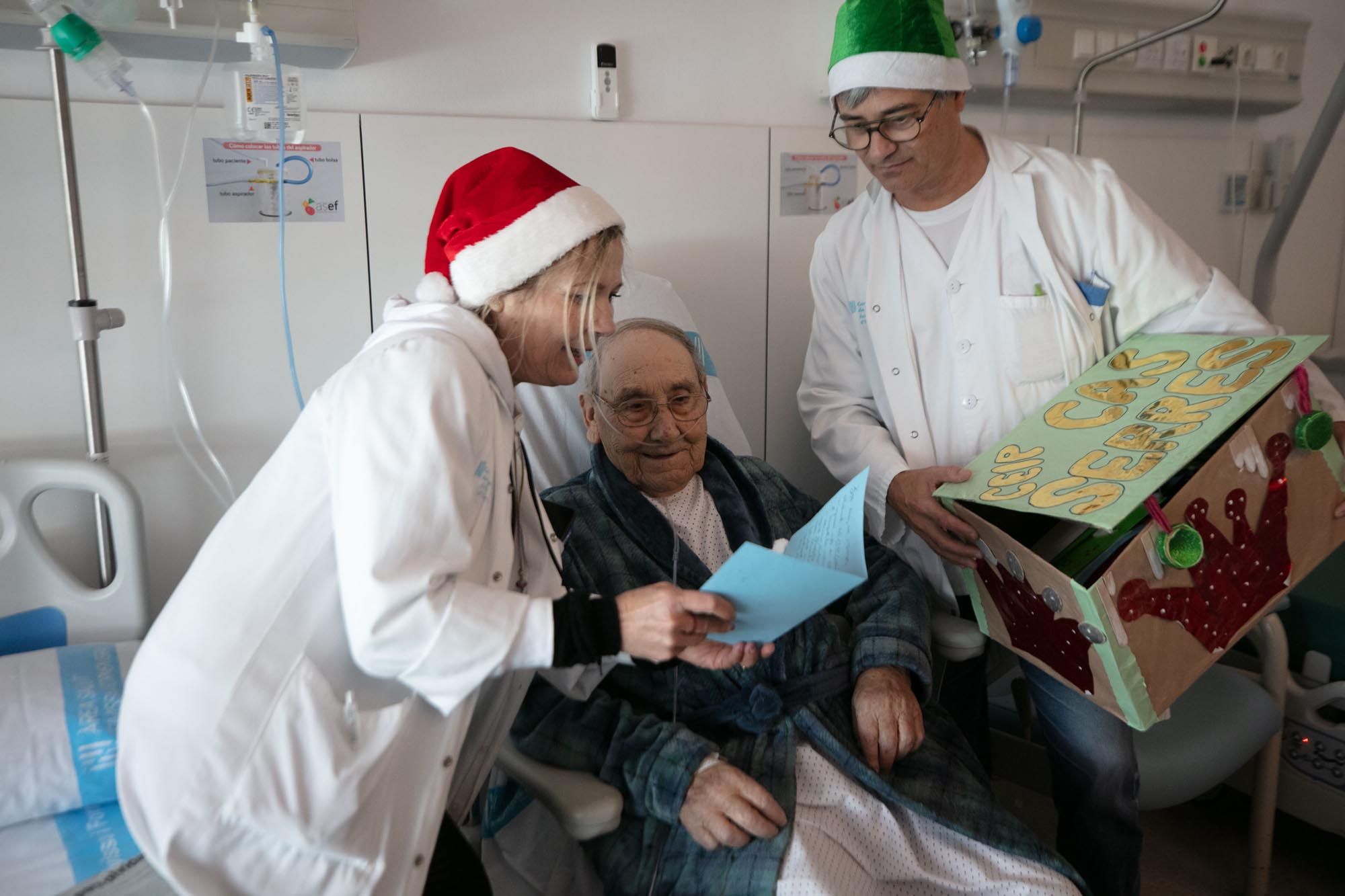 Las postales navideñas de los alumnos de Cas Serres llegan un año más al Hospital Can Misses