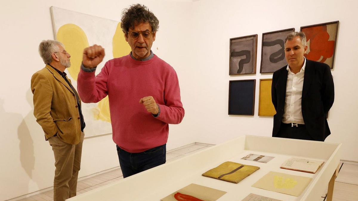 Juan de Nieves presenta la exposición ante Rafa Domínguez y Xosé M. Álvarez Cáccamo.