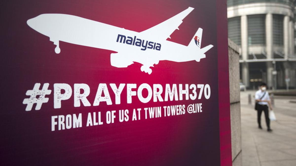 Cartel en recuerdo del vuelo MH370 de Malaysia Airlines, este viernes en el centro de Kuala Lumpur.