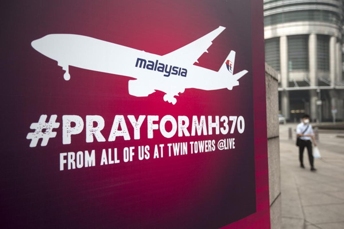 Cartell en record del vol MH370 de Malaysia Airlines, aquest divendres al centre de Kuala Lumpur.