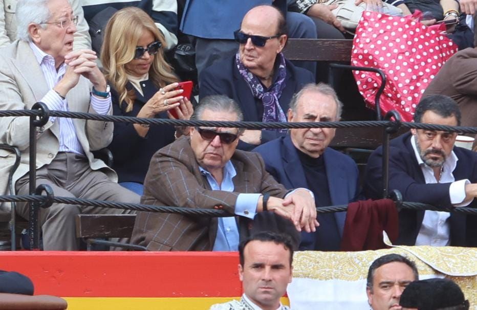 Vicente, Carmen Lomana y Enrique Ponce en la corrida de toros del 16 de marzo en València