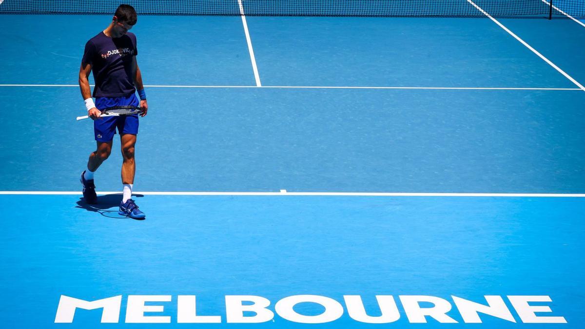 Novak Djokovic, ayer, durante el entrenamiento que realizó en las pistas de Melbourne. // EUROPA PRESS