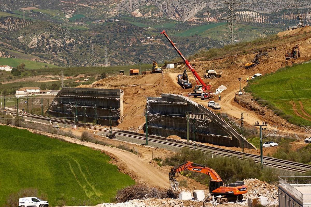 Continúan las obras de reparación de la vía en Álora