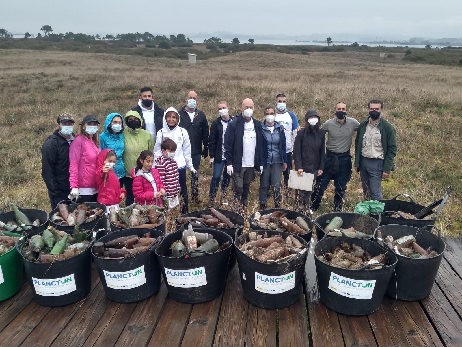 Participantes en la jornada de limpieza desplegada en el istmo grovense.