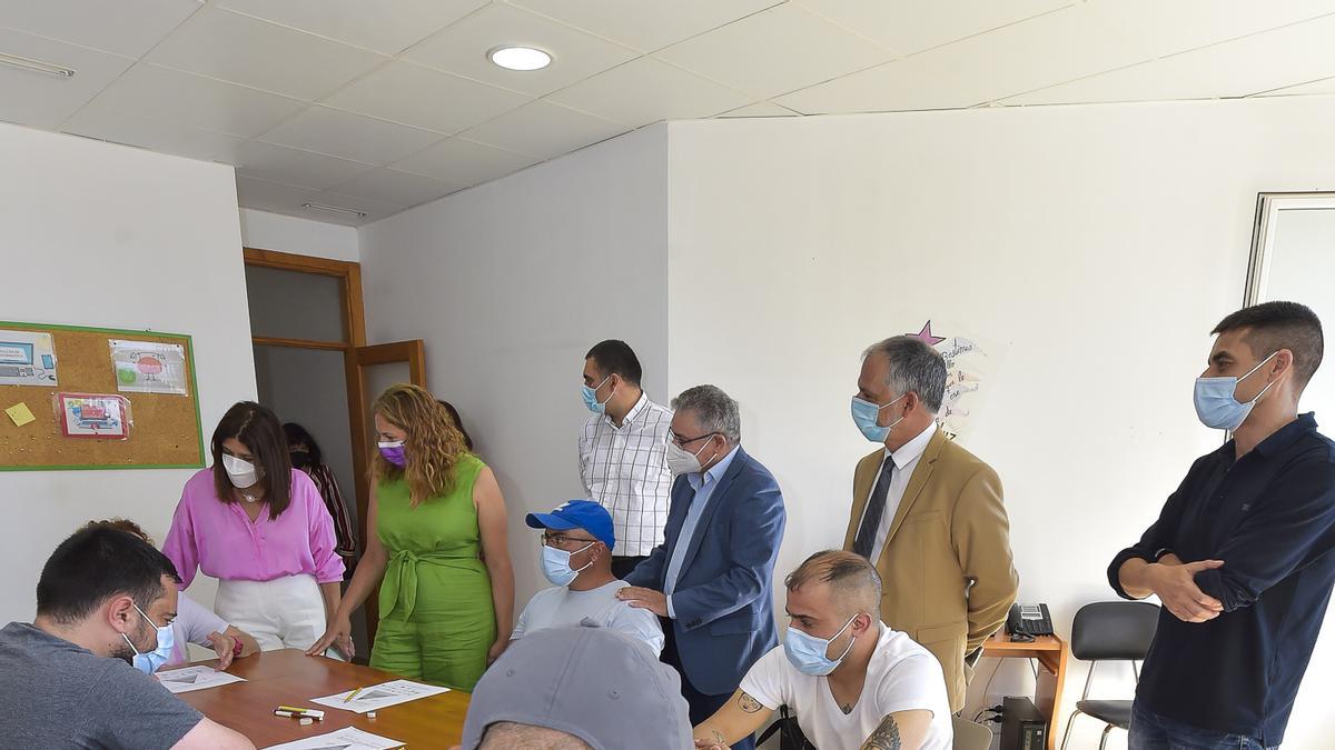 La consejera de Política Social del Cabildo de Gran Canaria, Isabel Mena, y la alcaldesa de Telde, Carmen Hernández, visitan la nueva sede del centro de rehabilitación psicosocial de Telde