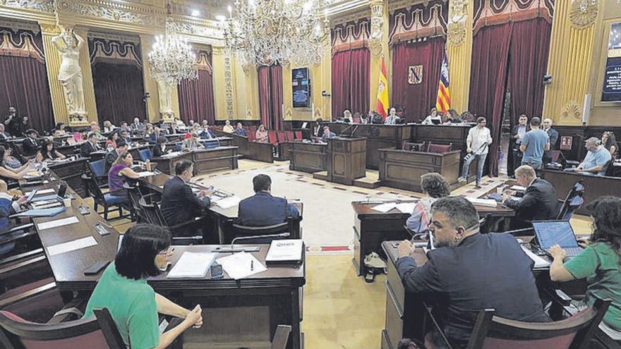 PP y Vox votan una ley contra fiestas ilegales en viviendas turísticas «irreconocible»