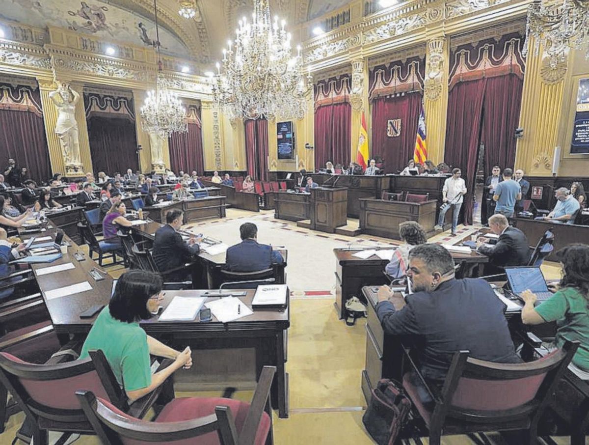 PP y Vox votan una ley contra fiestas ilegales en viviendas turísticas «irreconocible»