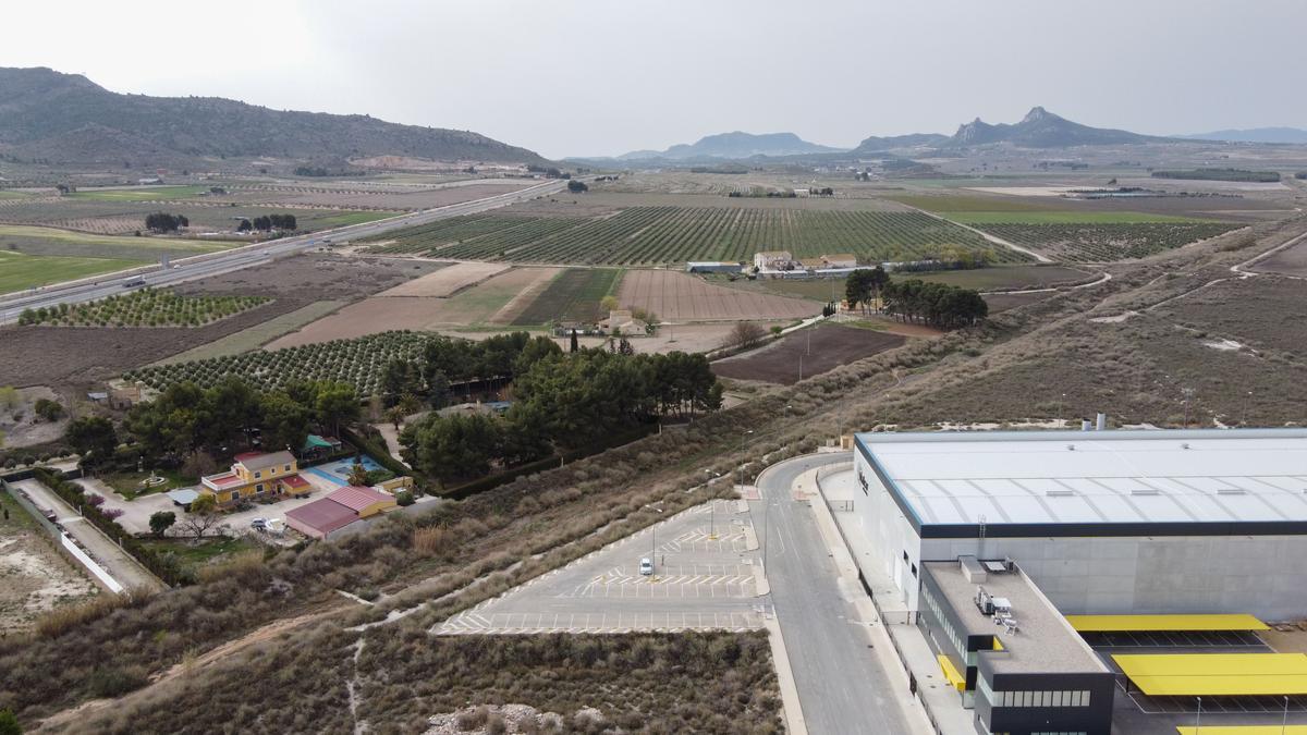 Terrenos previstos para el desarrollo del puerto seco junto al polígono industrial La Bulilla, en Villena.