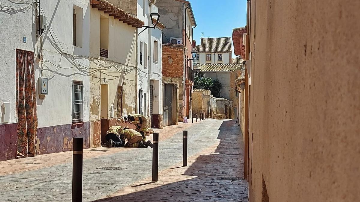 Los bomberos trabajan en cortar el escape.