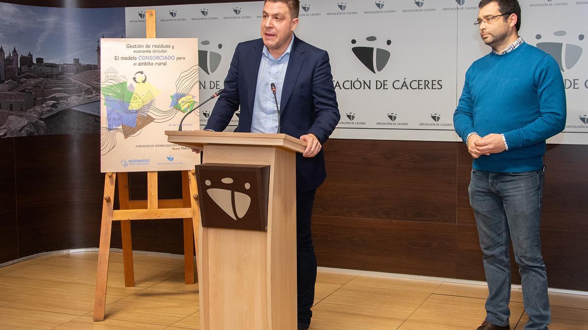 De izquierda a derecha: Javier Prieto, diputado de la Diputación de Cáceres y vicepresidente de MásMedio, y Gustavo Pérez, gerente de MásMedio.