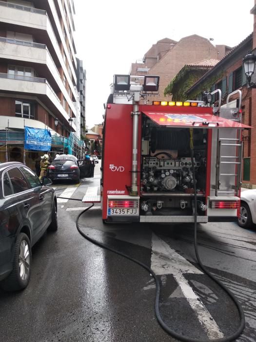 Susto en el centro de Oviedo al arder un coche en marcha.