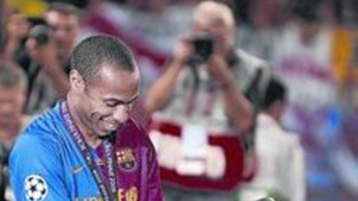Henry mira emocionado la Copa de Europa conquistada en Roma-2009.