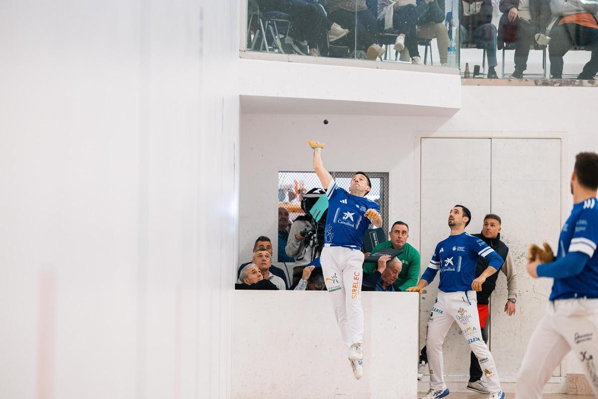 Héctor salta evitant que la pilota entre a la llotgeta.