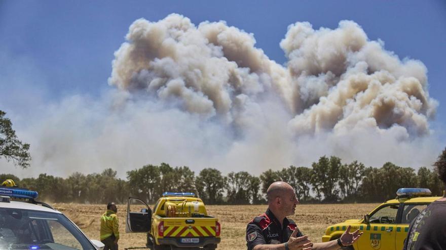 Los Bomberos alertan de que es 'importantísimo' cerrar el flanco derecho del incendio para controlarlo