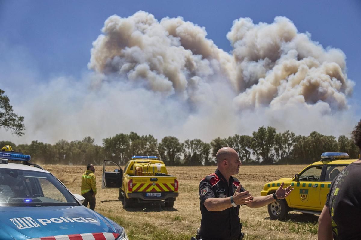 Protecció Civil pide no desplazarse desde Barcelona a la Costa Brava por los incendios forestales activos