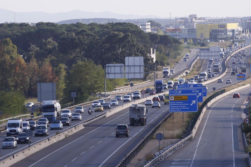 Marxa lenta de camions a la N-II al seu pas per Aiguaviva