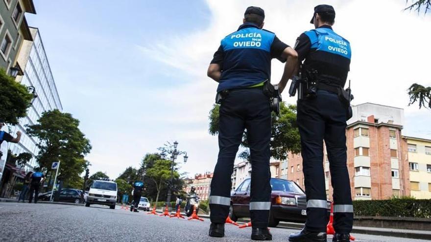 Policías locales trabajando por las calles de Oviedo.