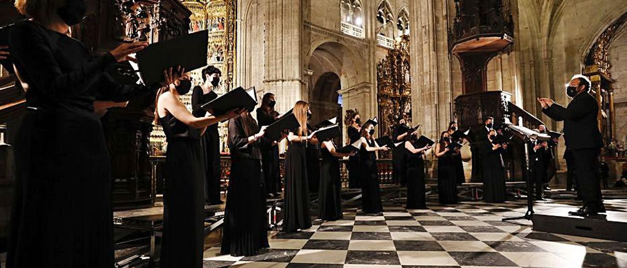 “El León de Oro”, durante su concierto en la Catedral de Oviedo. | L. Murias