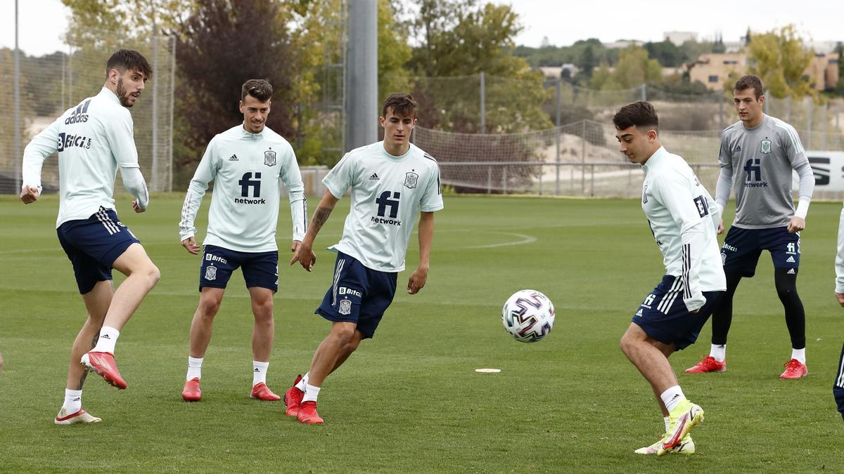 Francés, en un entrenamiento de la selección sub-21 durante un rondo.