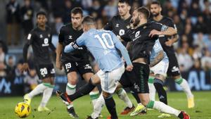 Resumen, goles y highlights del Celta 2 - 1 Betis de la jornada 19 de LaLiga EA Sports