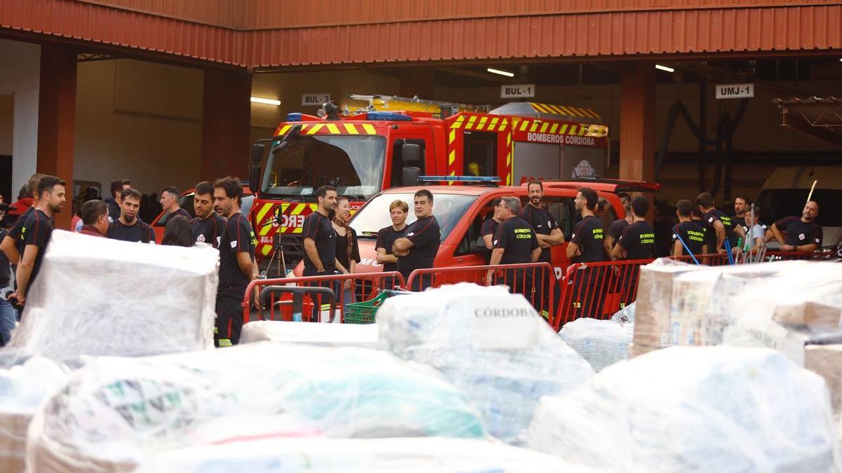 Paquetes con ayuda material de los cordobeses a los damnificados por la DANA, este domingo, en el parque de bomberos.