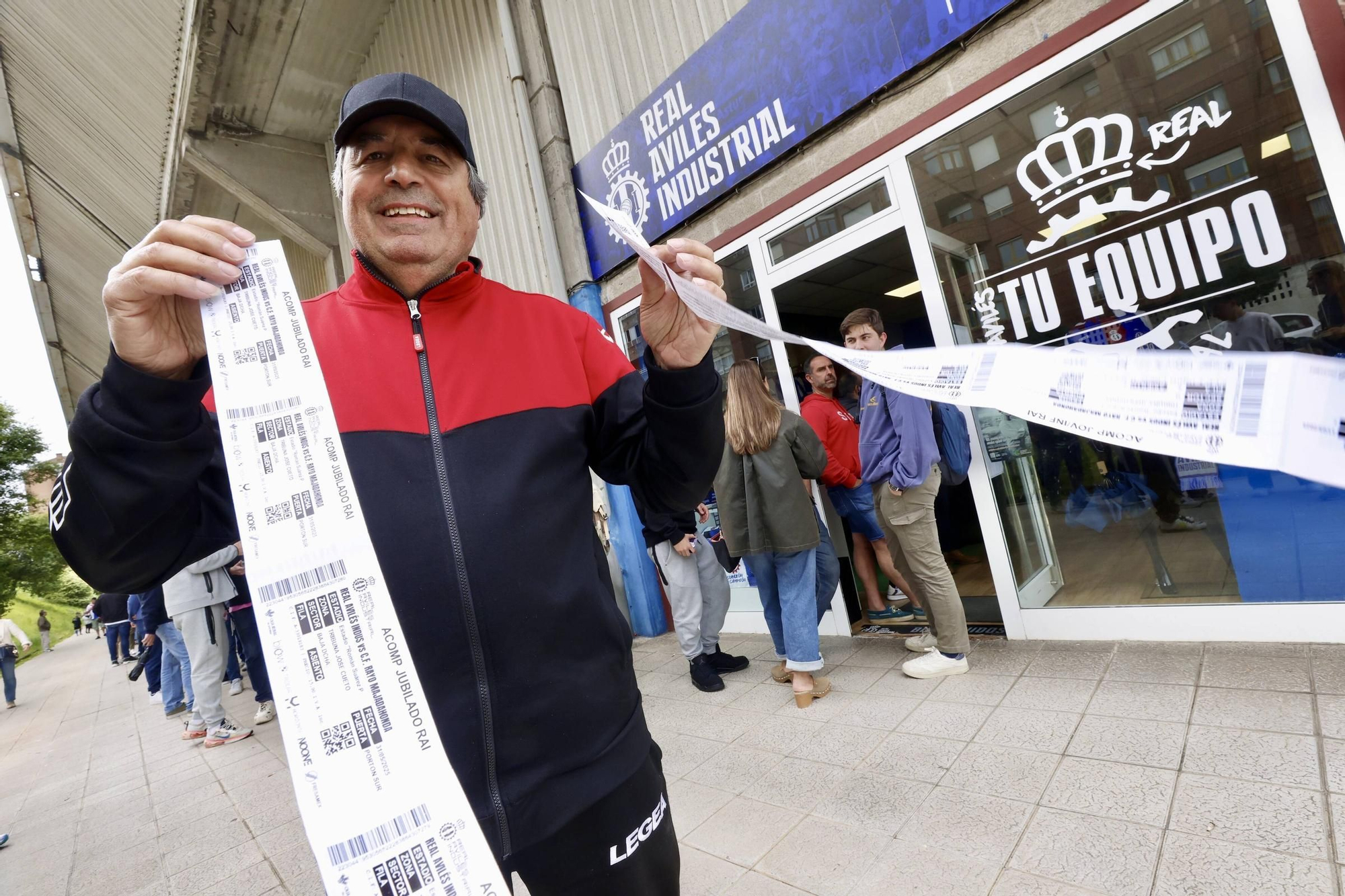 EN IMÁGENES: Impresionantes colas para asistir a la final por el ascenso del Avilés