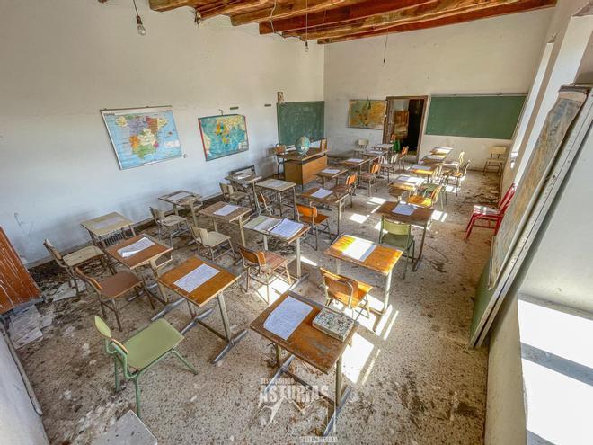 Una escuela abandonada con apuntes todavía encima de la mesa