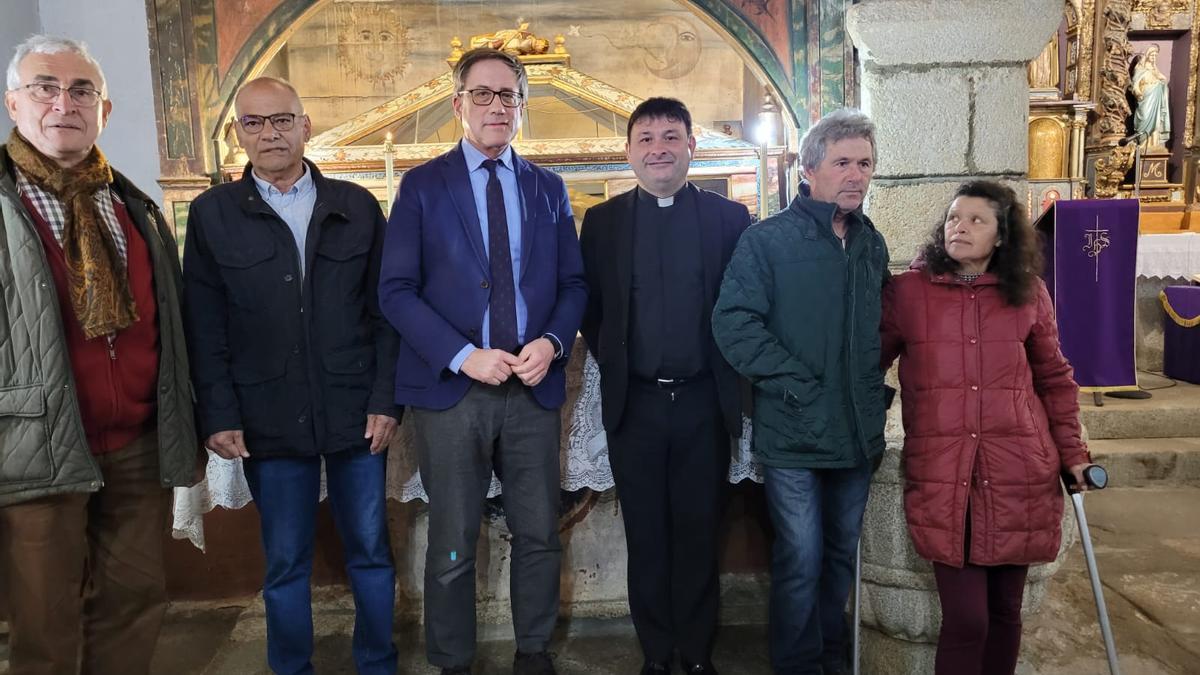 Enrique Sáiz, en el centro, junto a Alonso Ponga y representantes de la cofradía del Santo Entierro de Bercianos